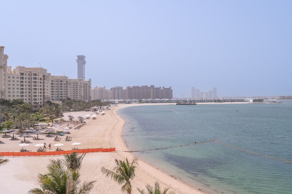 Peaceful and Airy 1-bedroom Apartment With the Palm Beach View