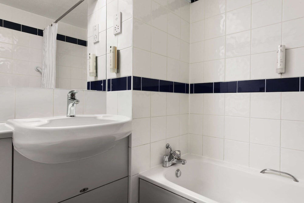 Warwick Vacations - Days Inn by Wyndham Warwick North M40 - Property Image 5
