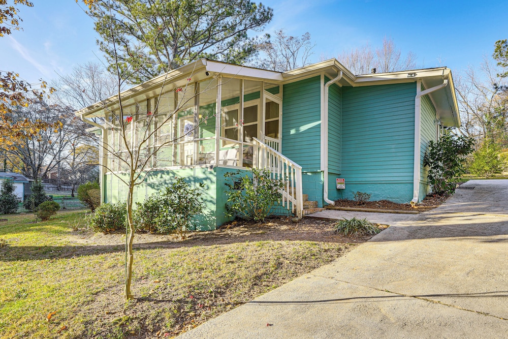 1 Mi to Stone Mountain Park: Outdoor Haven!
