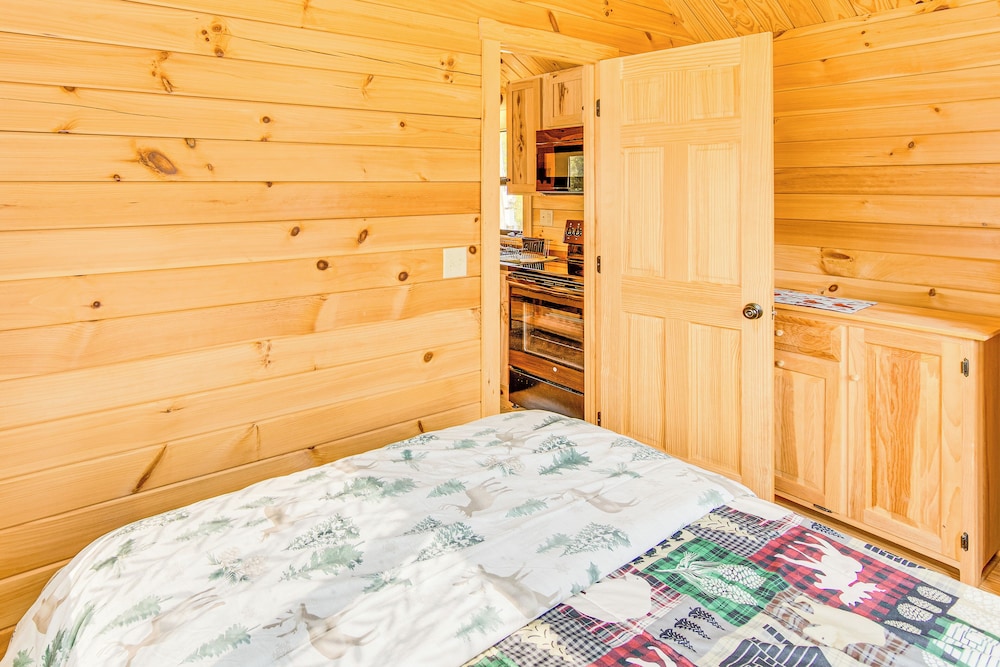 5 Mi to Susquehanna Boating! Secluded Log Cabin