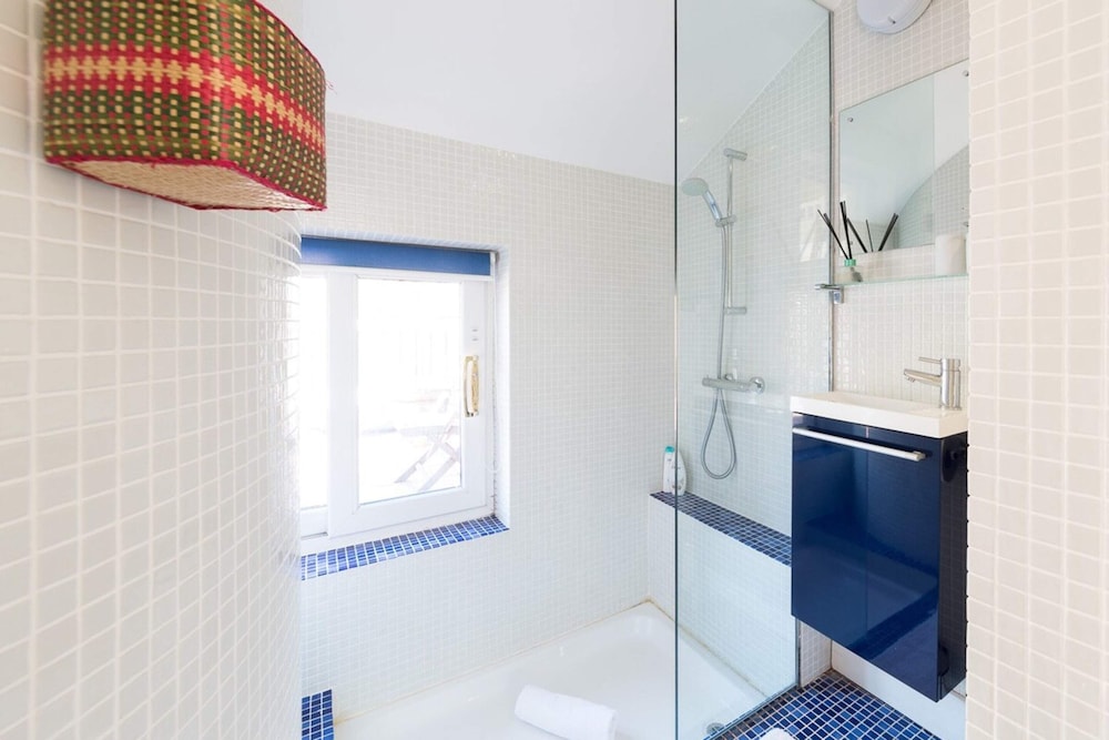 Elegant 3 Bedroom Home Located in South Kensington