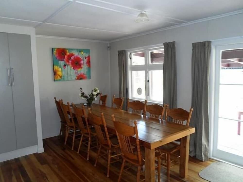 Lake Maraetai Lodge - Hostel