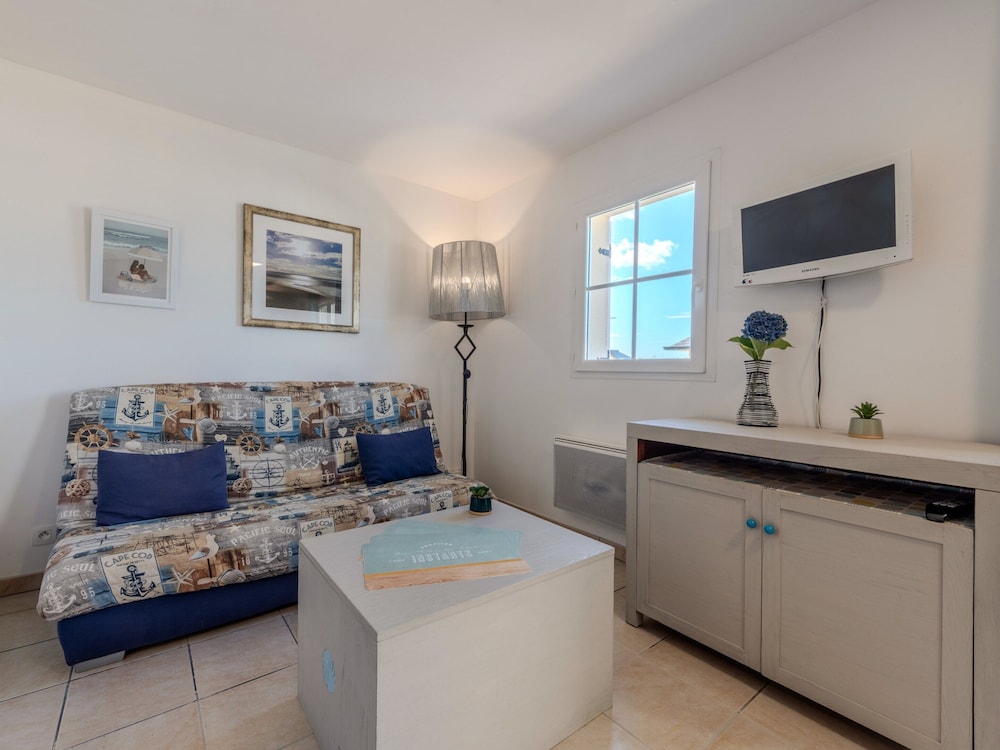 Peaceful Coastal Stay With Access to Pool