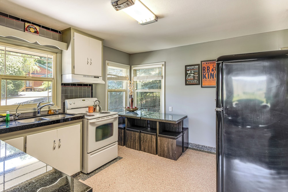 Mountain Views: Walkable Lava Hot Springs Home!