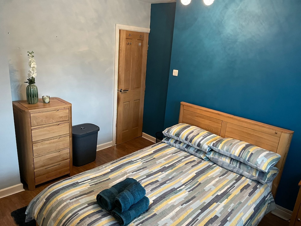 Beautiful 3-bed House in Romford view 3