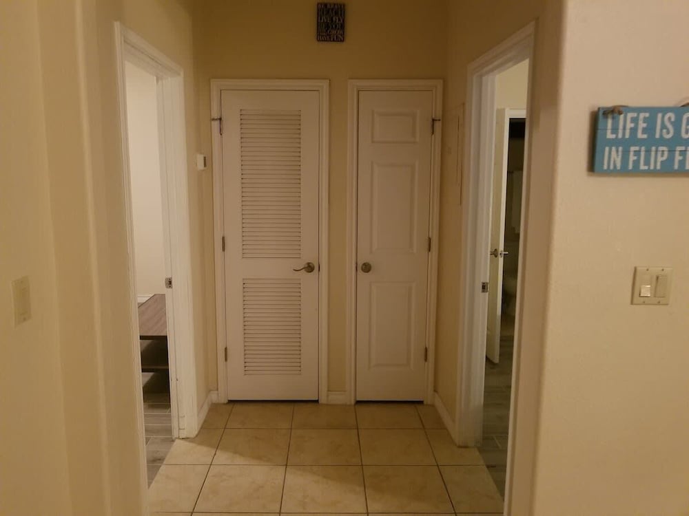Open & Modern Pool #b Walk To Beach 2 Bedroom Condo
