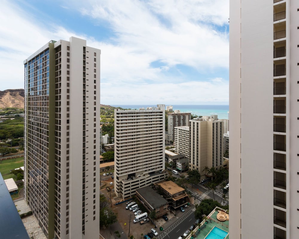 Waikiki Banyan - Ocean View Tower 2 Suite 2904 view 5