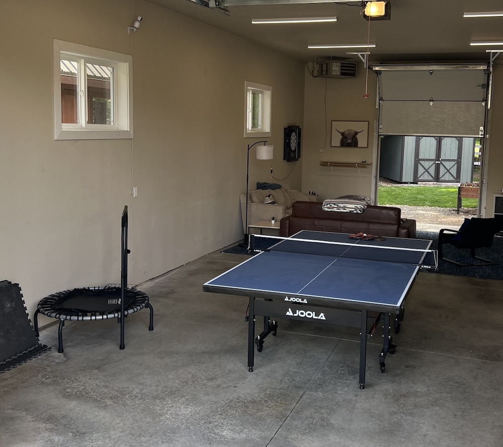 Mountain Retreat With Hot Tub, Game Room And Yard 3 Bedroom Home