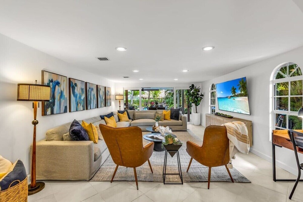 New Waterfront Oasis, Minutes to Beach, Eats, Shops