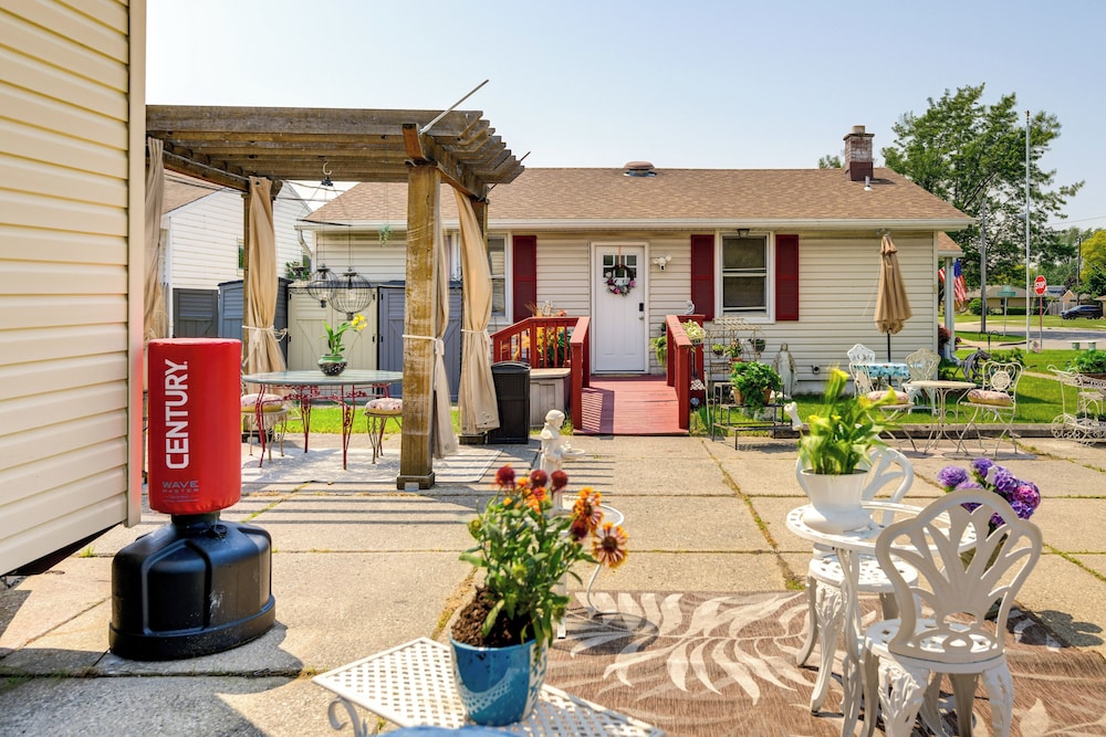 2 Mi to Walden Galleria: Apartment w/ Patio