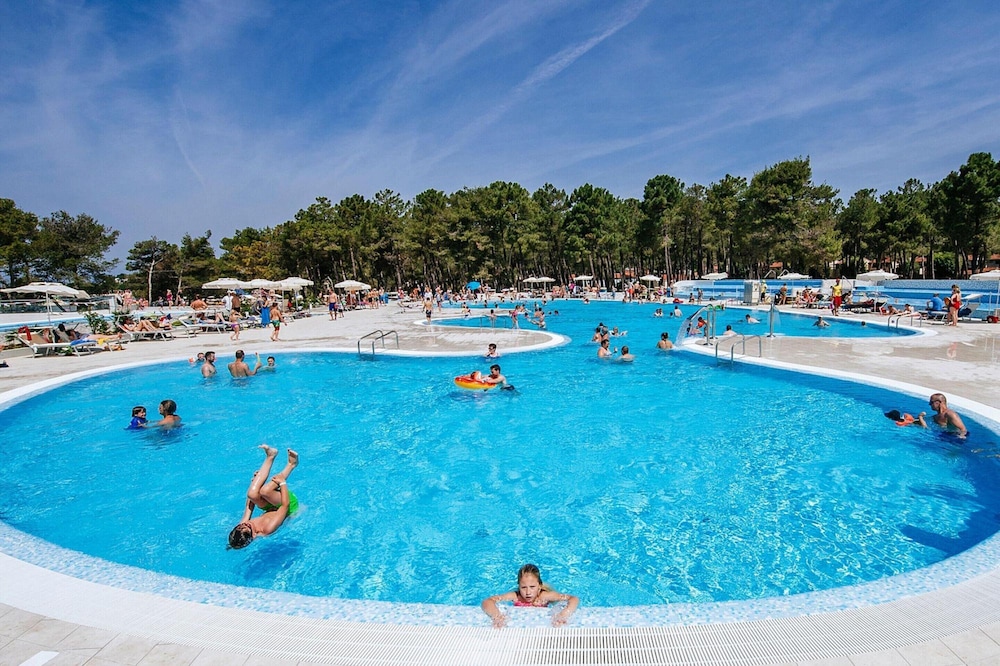 Apartments in Zaton Holiday Resort With Pool