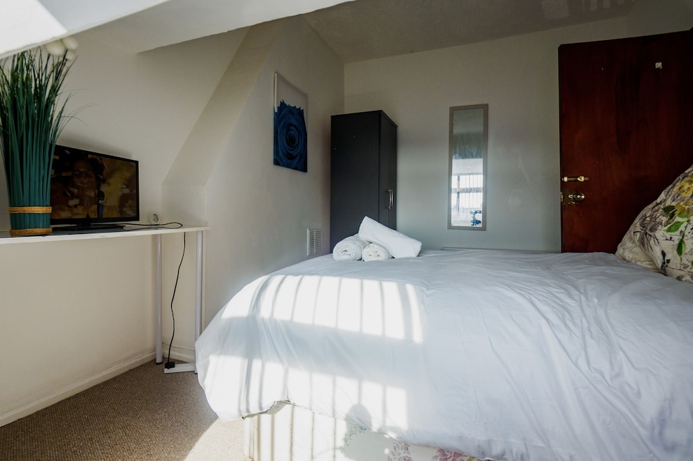 WoodHus Lodge Lovely Specious Room 5