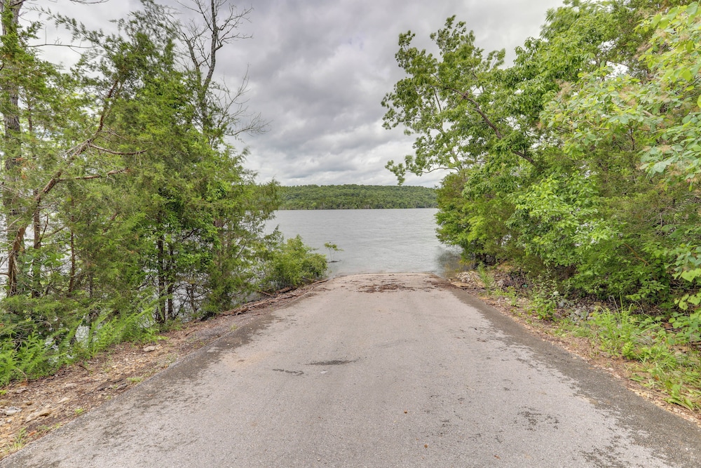 Norfork Lake Views: Home w/ Deck in Henderson