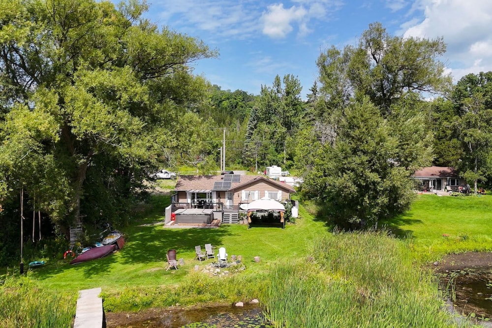 Waterfront Cottage w Swim Spa BBQ Close to Skiing