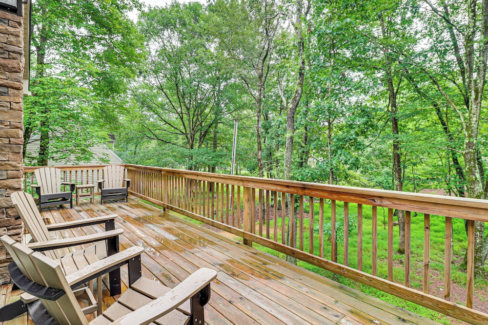 Forest Views & Hot Tub: Poconos Cozy Cabin