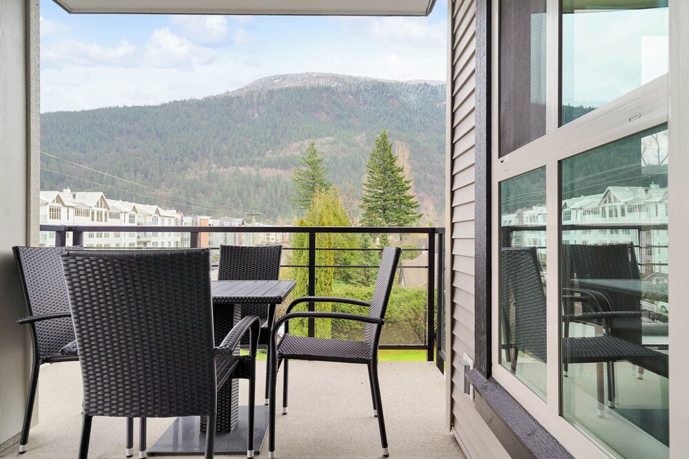 Rooftop Paradise Luxe 2BR Lake Views