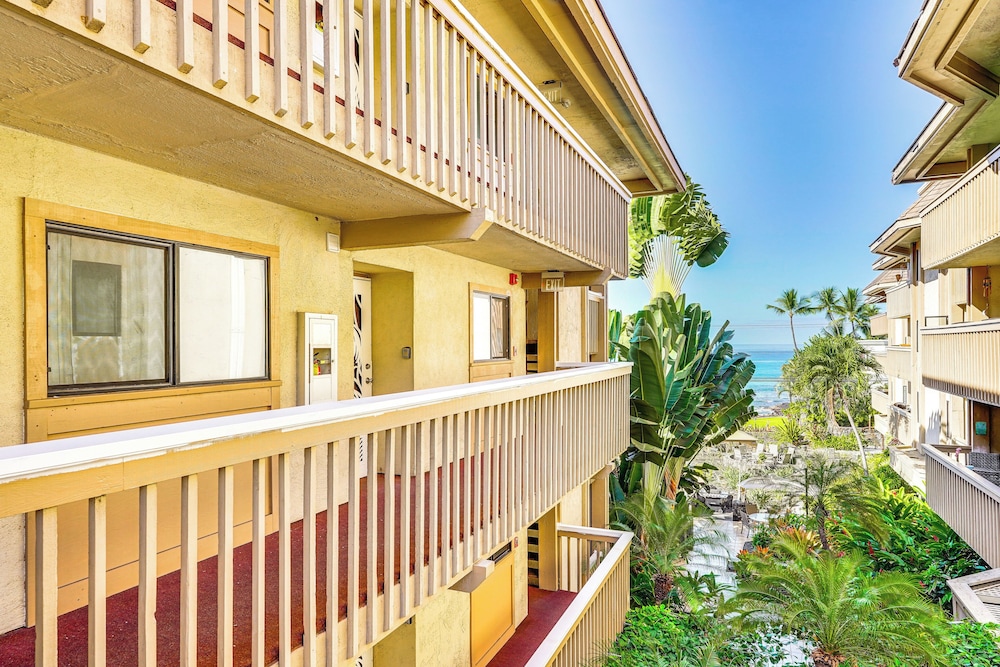 < 1 Mi to Magic Sands Beach: Condo w/ Pool Access!