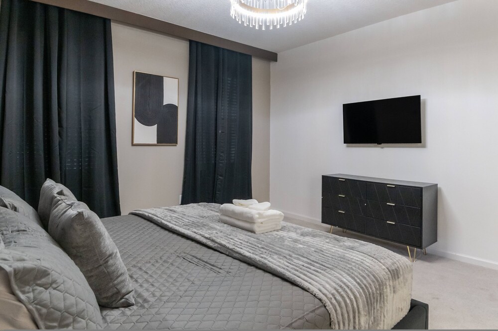 Sophisticated 9 Bedroom Close to Disney