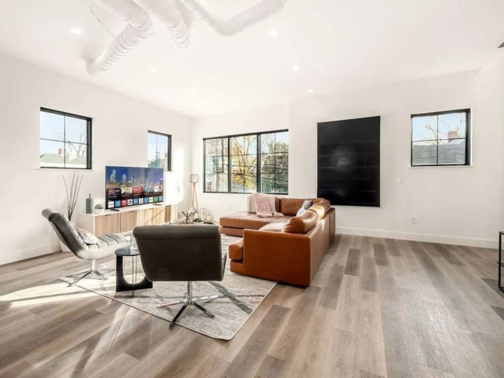 Work Of Art -3 Bedroom Elegant Townhome-columbus