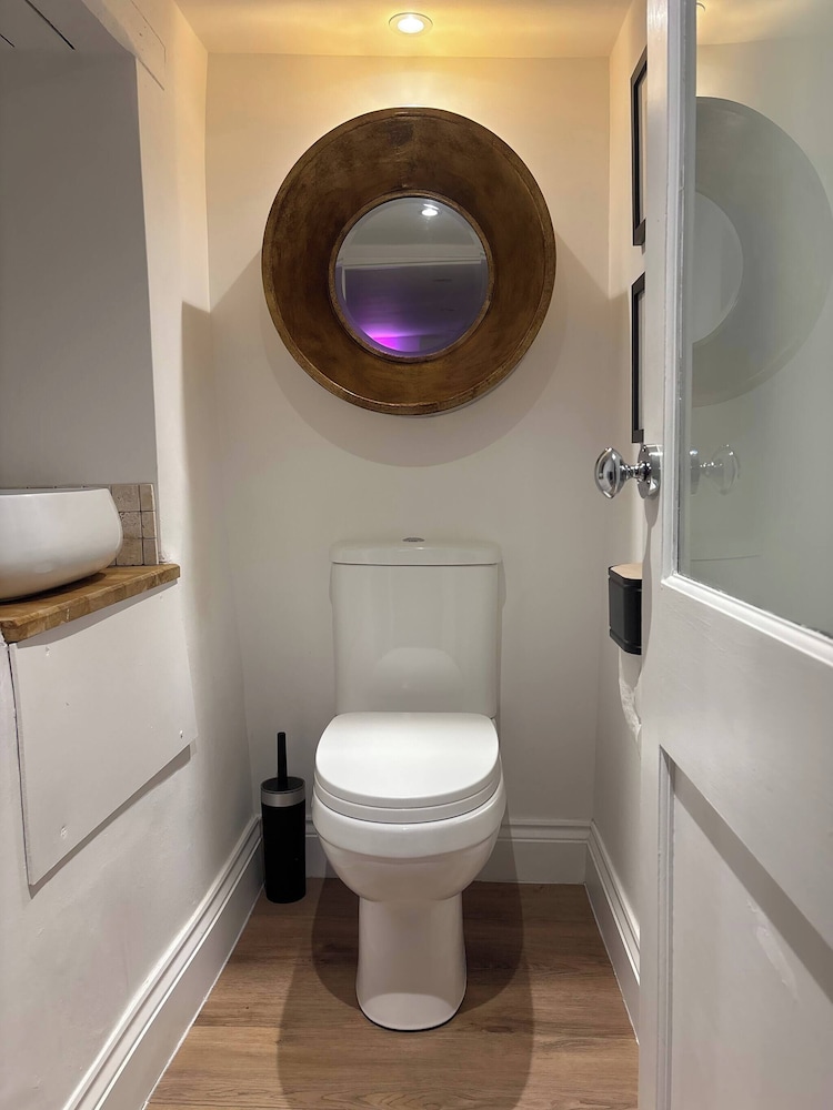 Cottage on High Street, own Parking and EV Charger