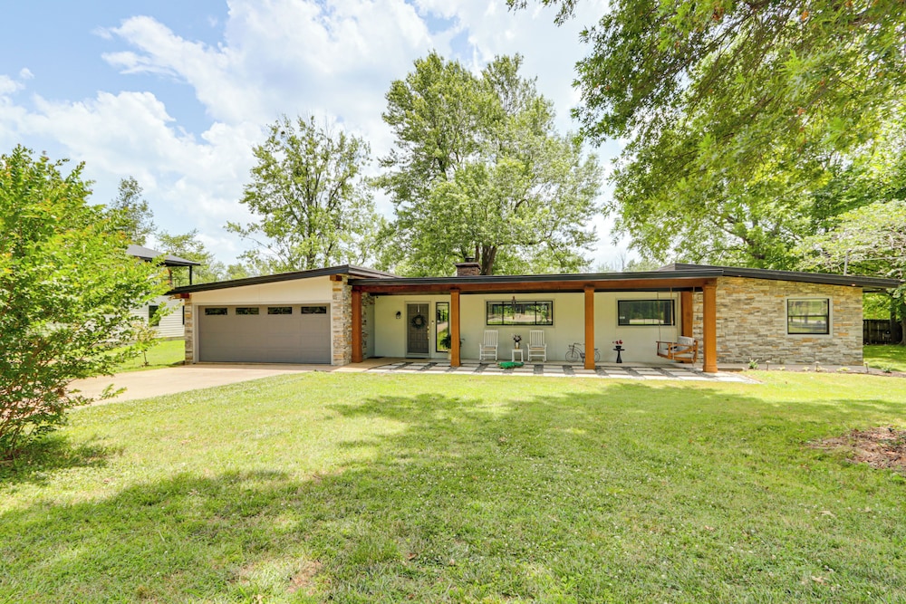 Walk to Lake Fayetteville: Family Retreat w/ Deck
