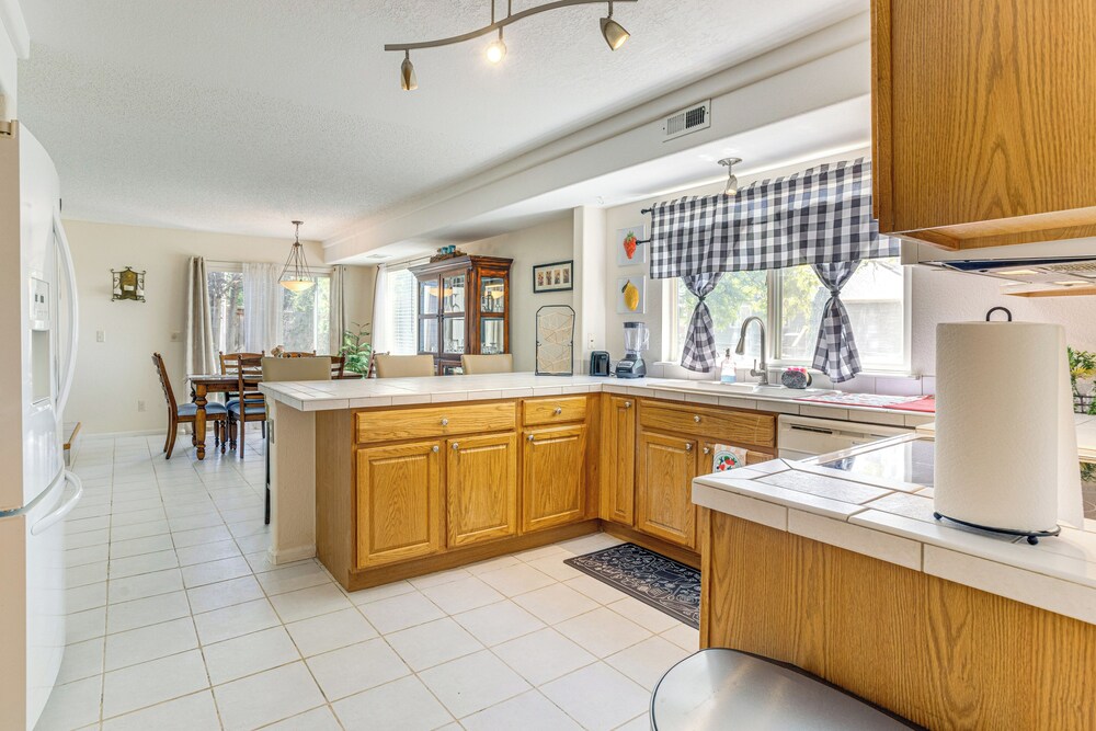 Pet-friendly Retreat w/ Fenced Yard in Denver