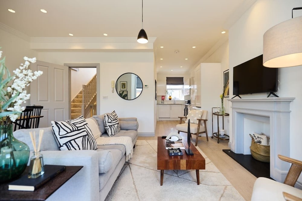 The Leghorn Quarters - Modern 3bdr With Balcony