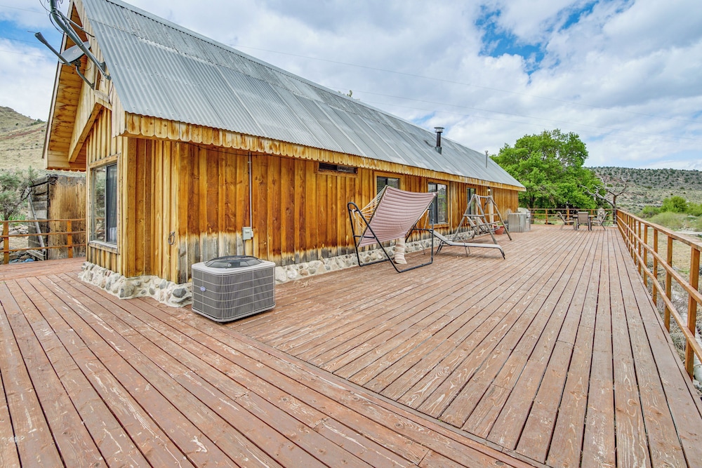 Creekside Cabin w/ Deck & Views in Panguitch!