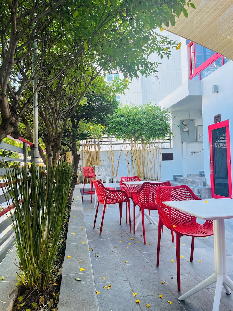 Red Door Inn