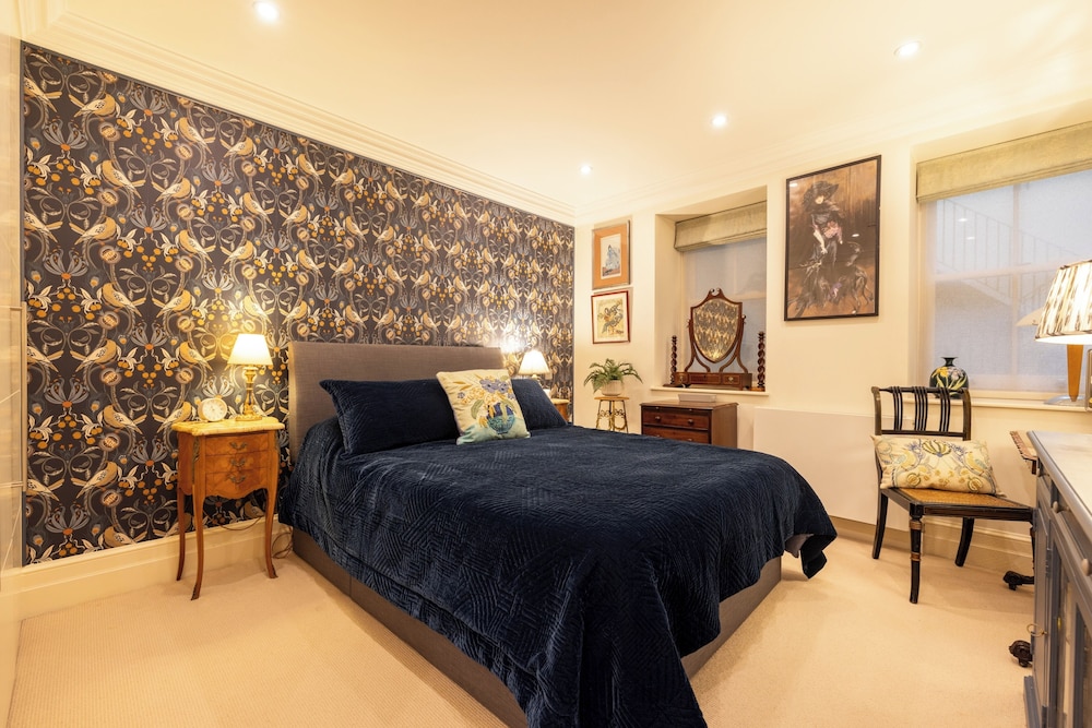 Paddington 7-bed 13-guest Massive House W/patio