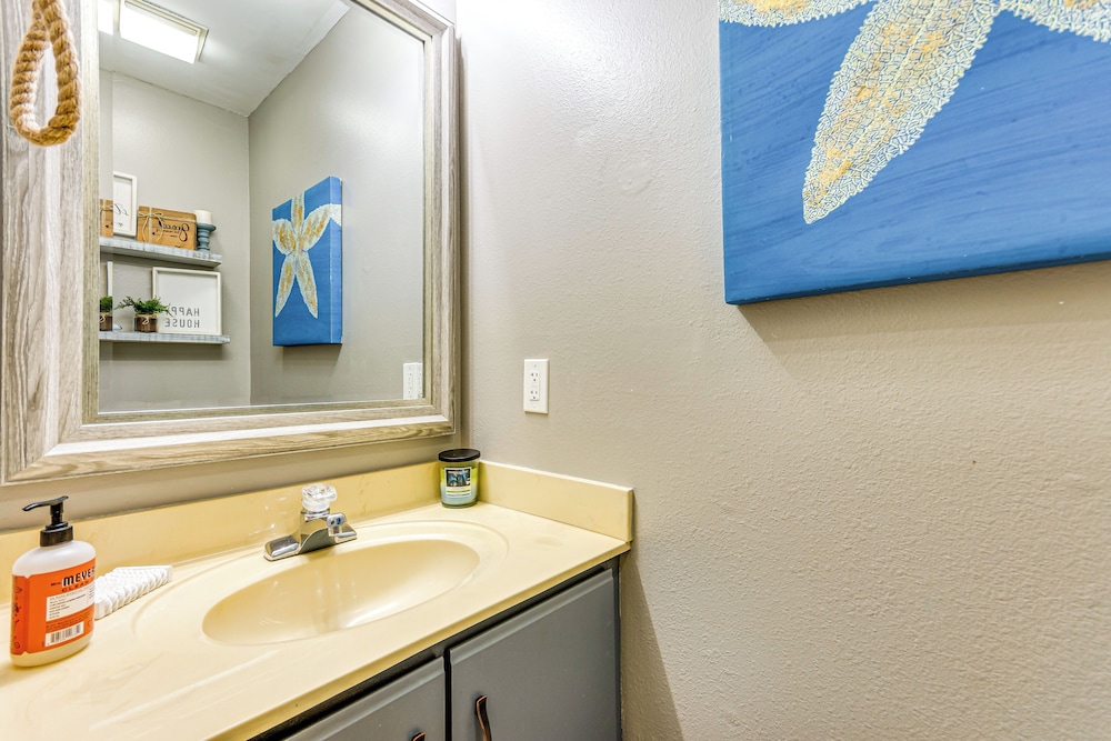 7 Mi to The Wharf: Gem w/ Beach Access