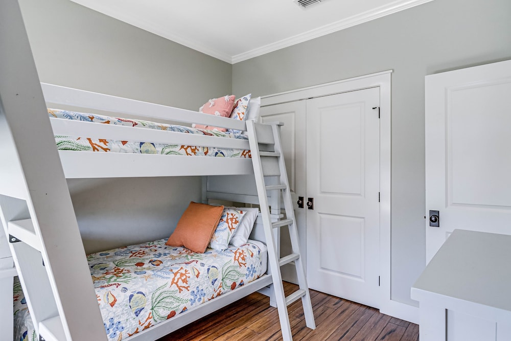The James Pearl 4 Bedroom Home by RedAwning view 3