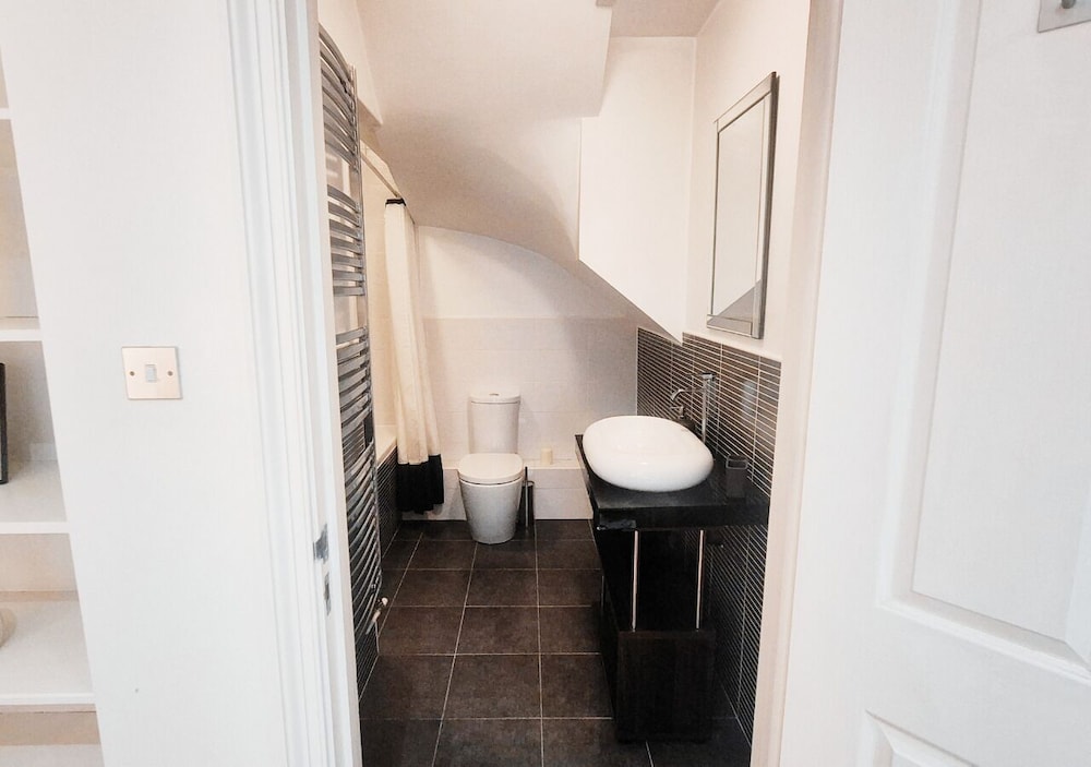 Luxurious & Spacious 2BR