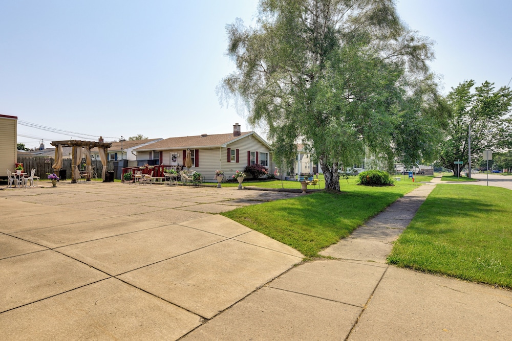 2 Mi to Walden Galleria: Apartment w/ Patio