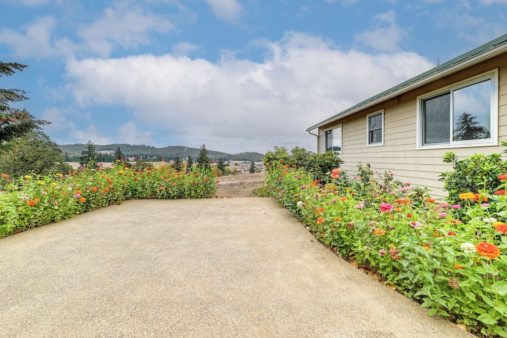 Romantic Vineyard Getaway in Oakland: Mtn Views!