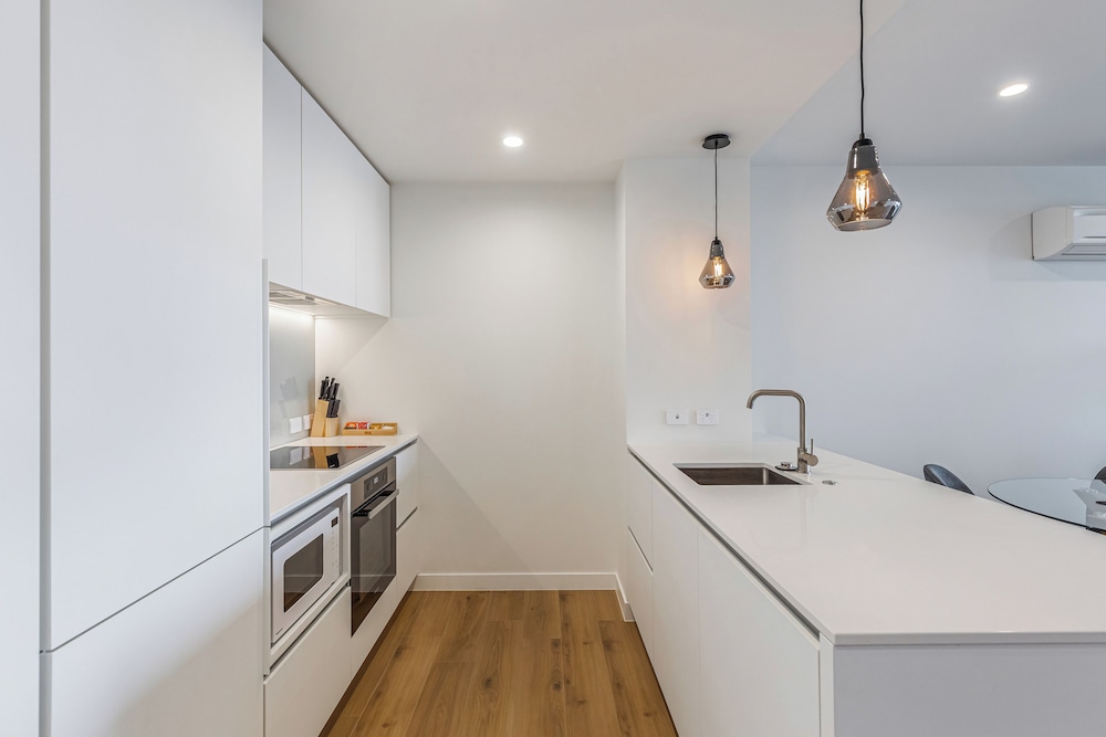 Stylish Apt+Balcony+Full Amenities Zodiak Stays