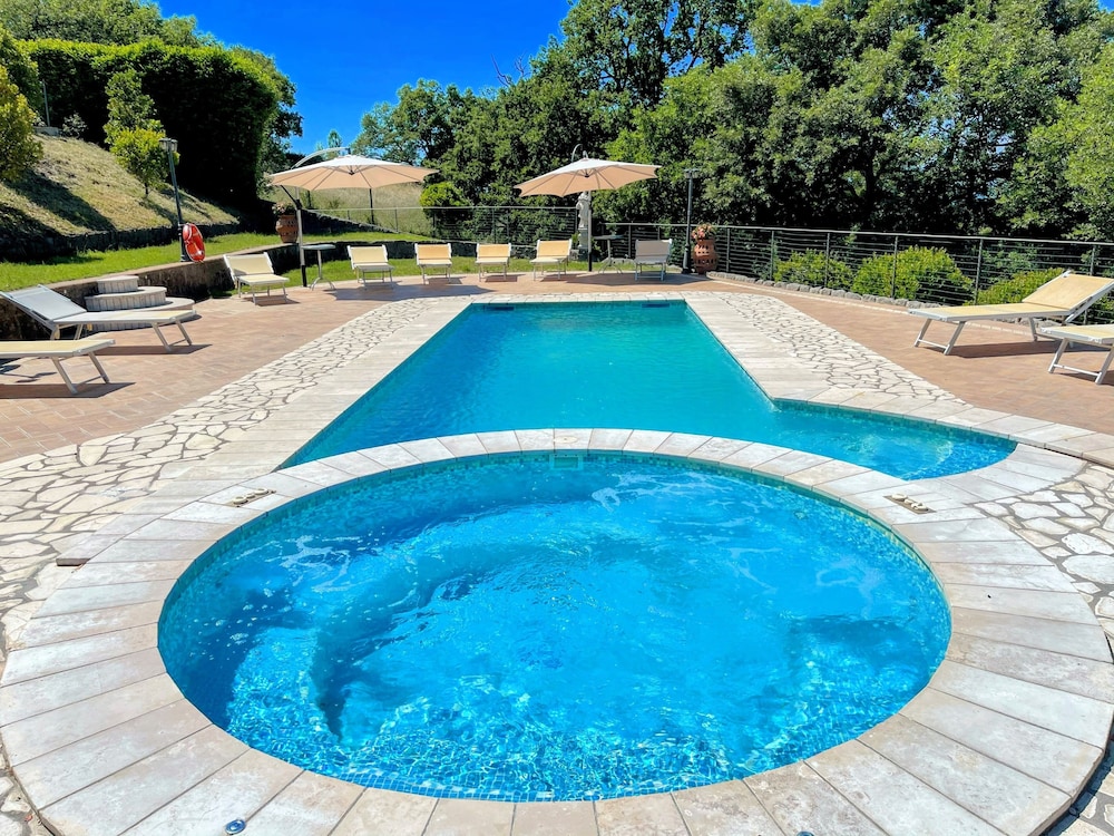 Charming Villa in Umbria - Sleeps 16 - Lake View - Pool, Jacuzzi and Events Room