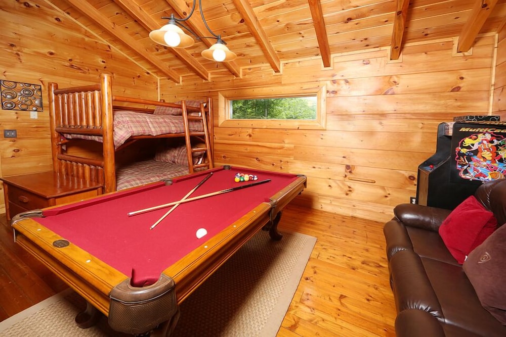 Mountain Majesty 2 Br cabin by RedAwning