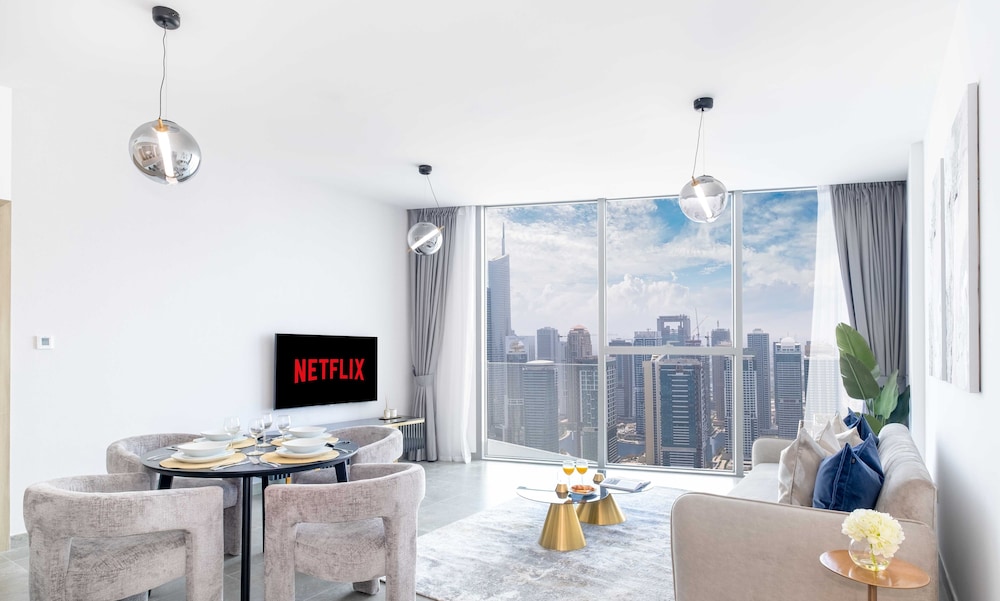 LUX  The Dubai Marina Skyline Suite