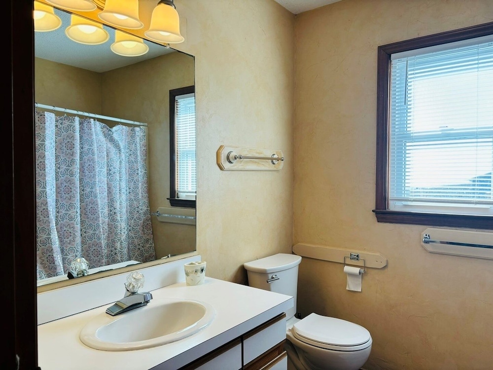 Great Place 5 Bedroom Home by RedAwning