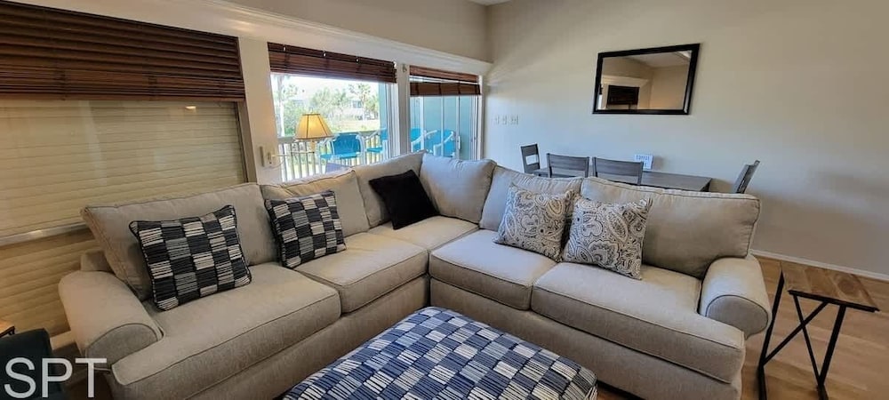 Large 3 Bedr Bay Views Pool Great Deck 3 Bedroom Condo