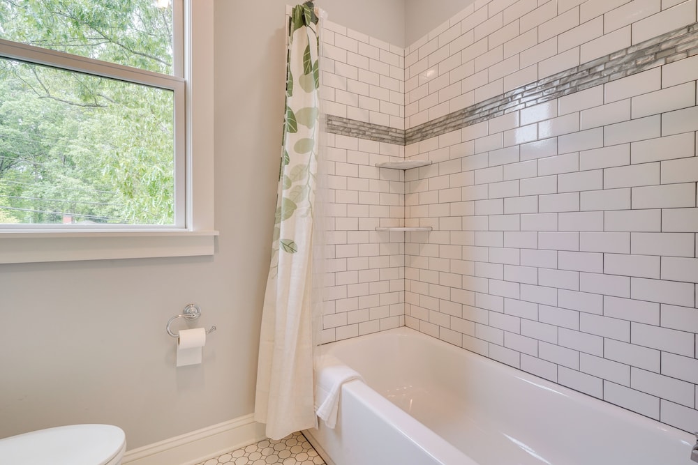 1 Mi to Dtwn: Upscale Retreat in Durham!