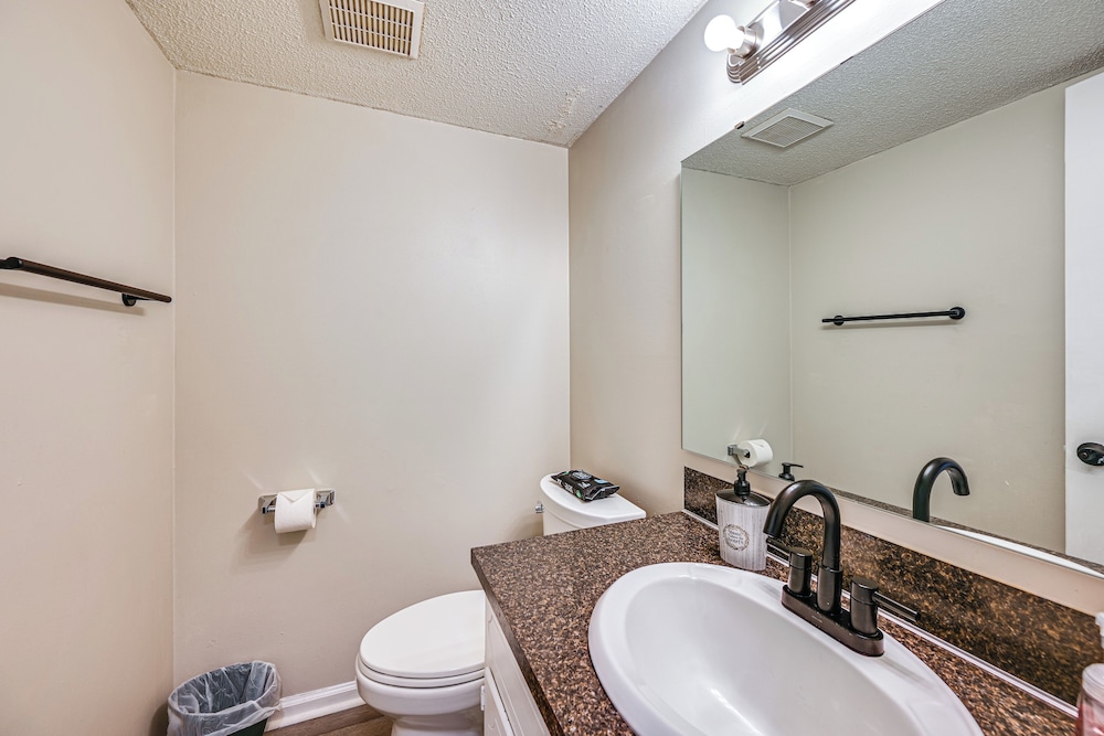 < 2 Mi to ECU & Medical District: Retreat w/ Patio