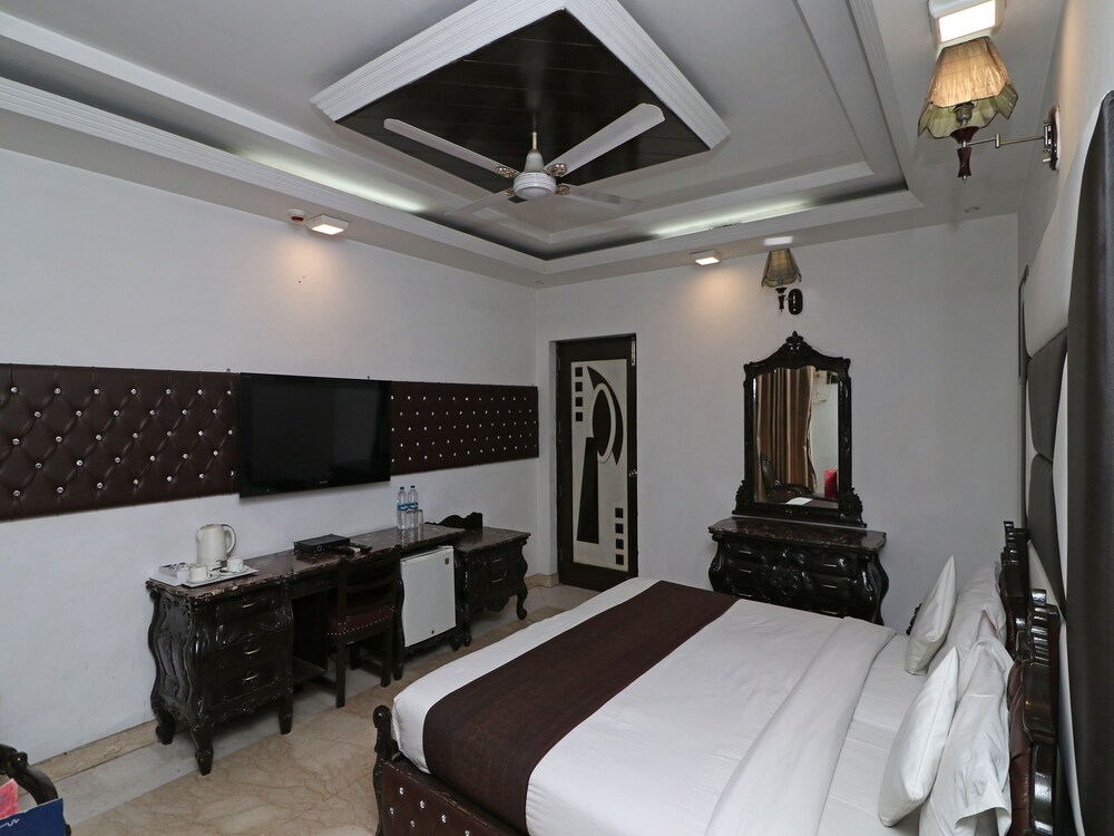 OYO 11201 Near Bhikaji Cama Place
