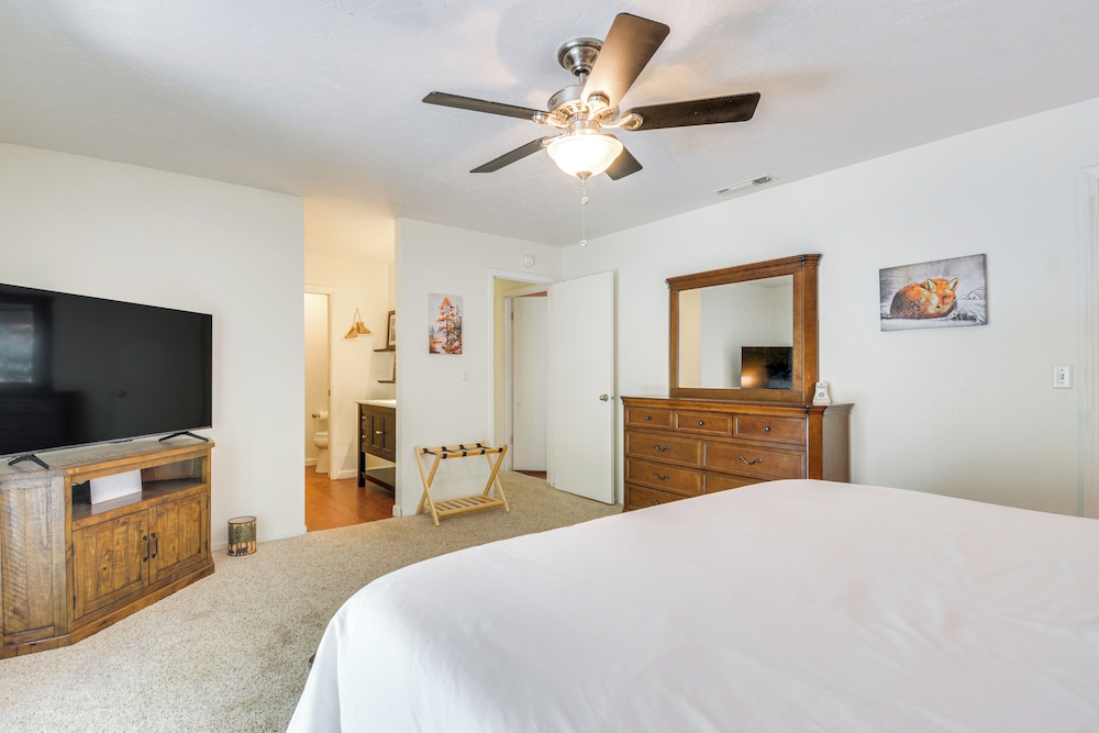 Hike, Boat & More: Cabin w/ Hot Tub in Ahwahnee!