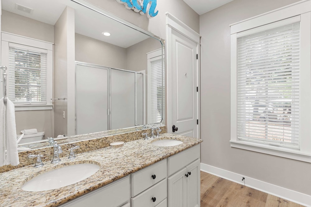 Golf Cart + Pool Access Near Baytowne & Beach Coral Starfish by Avantstay