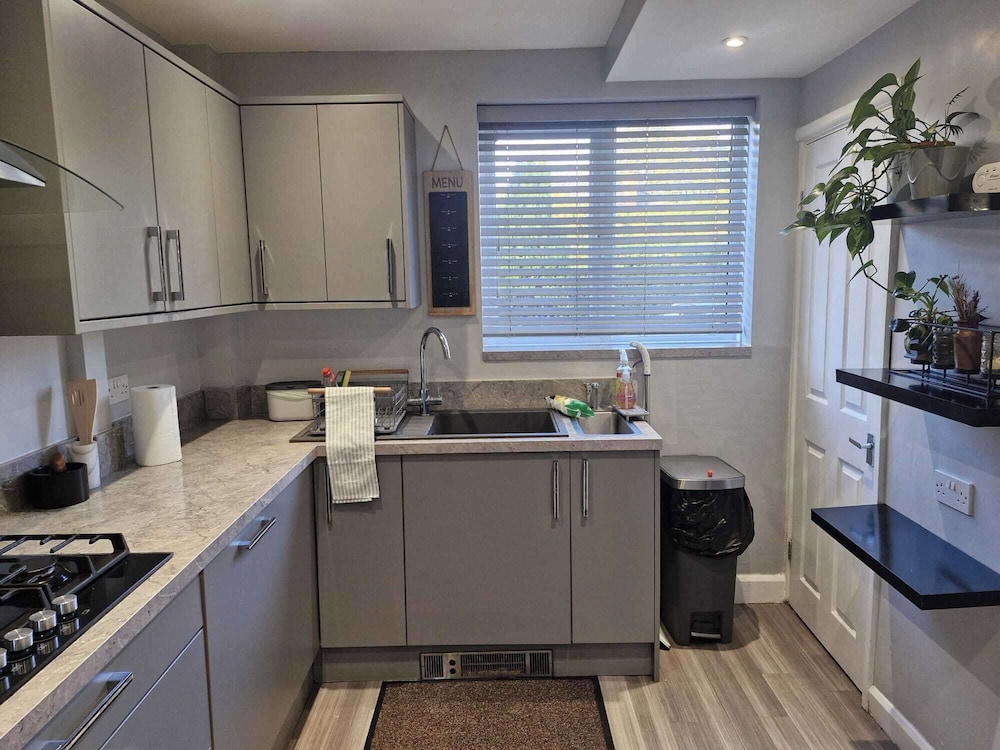Sleeps 5 - Free Parking - Near Airport & City