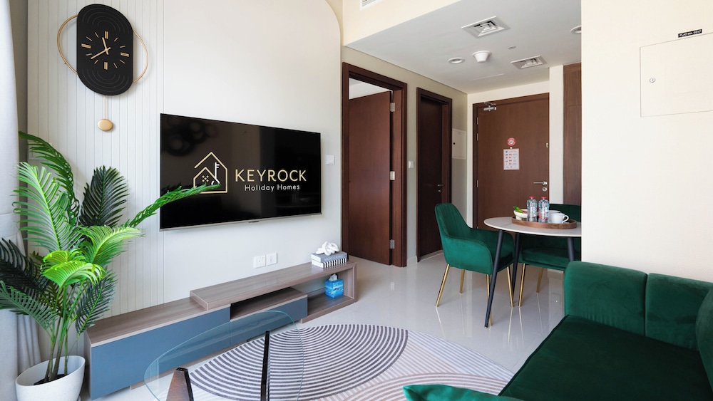 Keyrock Living - Lakeview Luxury Retreat