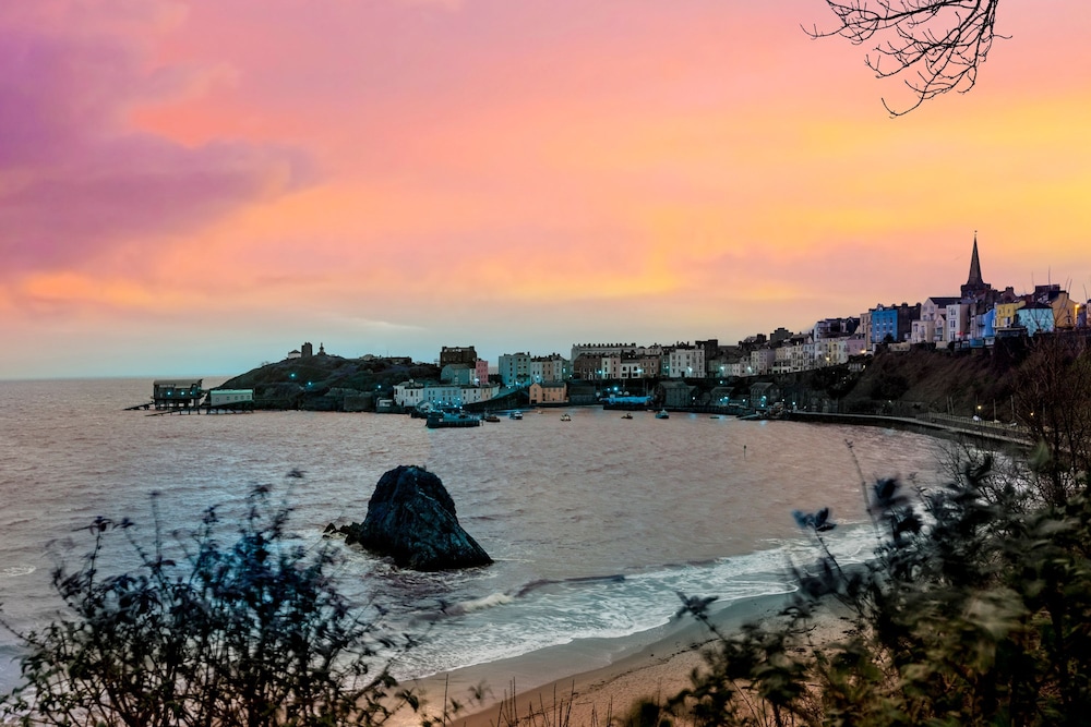5 Sunny Cove - Direct Beach Access Sea Views