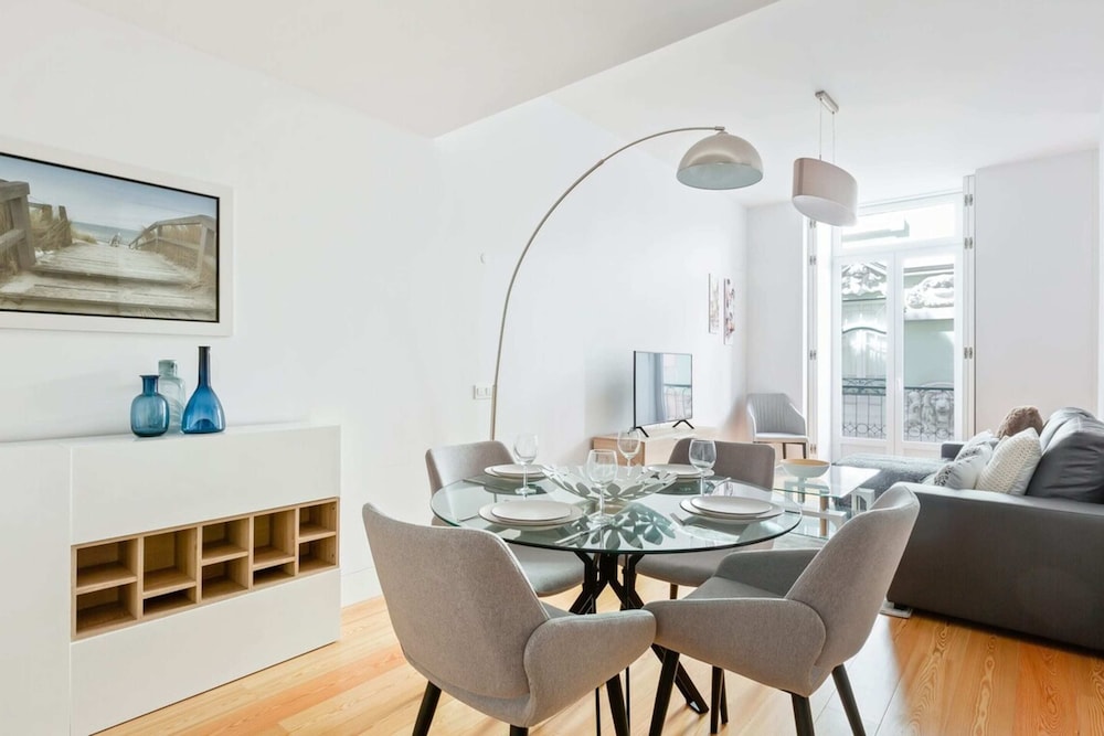 Spacious 1 Bedroom Apartment Near Baixa view 2